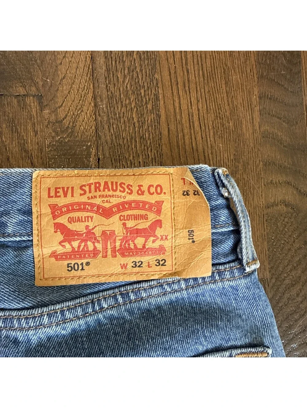 Levis 501 Jeans Mens 32x32 Light Wash Blue Button Fly Straight Leg Denim Classic